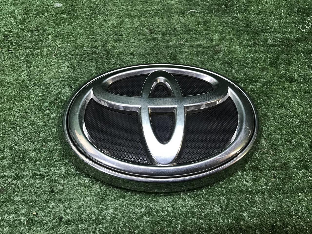 Эмблема решетки радиатора Toyota Fortuner 2 15-нв