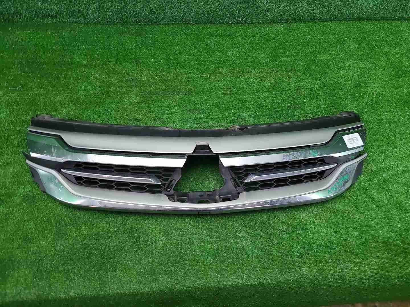 Решетка радиатора Mitsubishi Pajero Sport 3 15-21