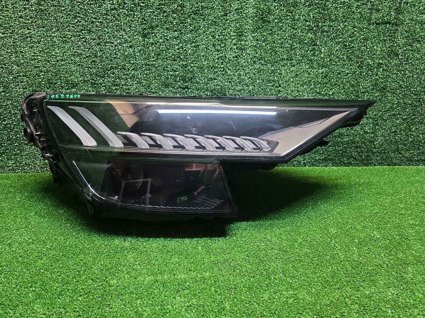 Фара правая Audi Q8 (2018-2023) Matrix LED