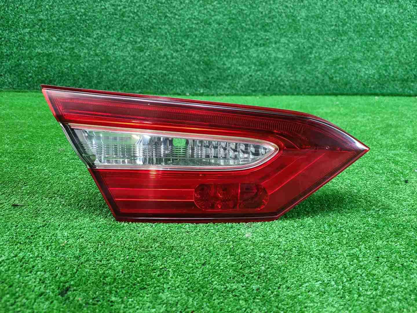 Фонарь левый внутр Toyota Camry XV70 17-24 галоген
