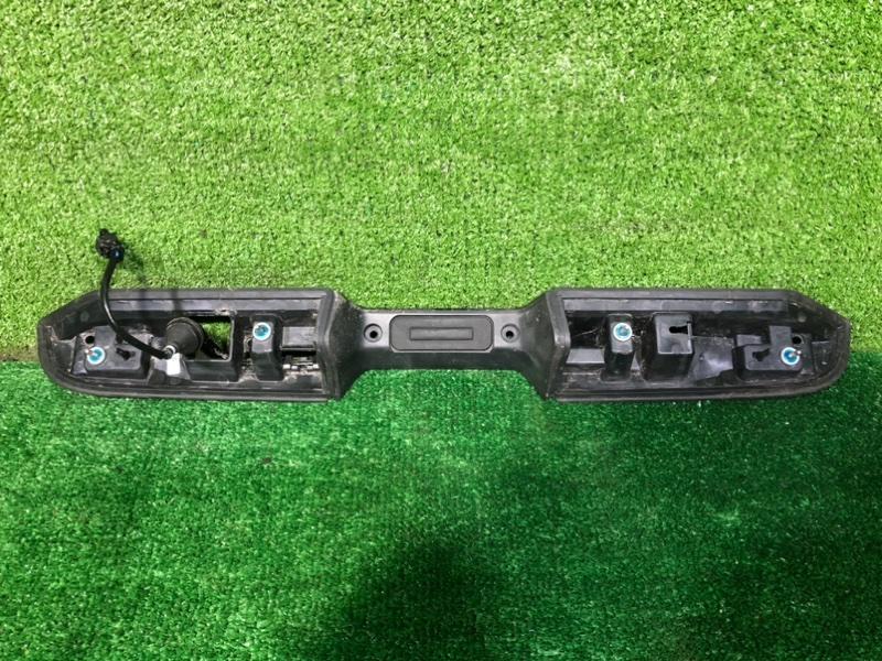 D10440 Накладка крышки багажника Chevrolet Tahoe 4 14-21