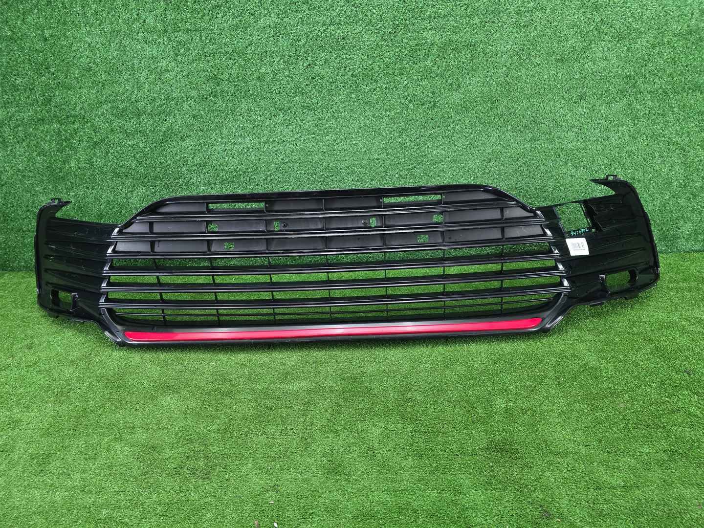 Решетка переднего бампера Toyota Camry xv70 20-24