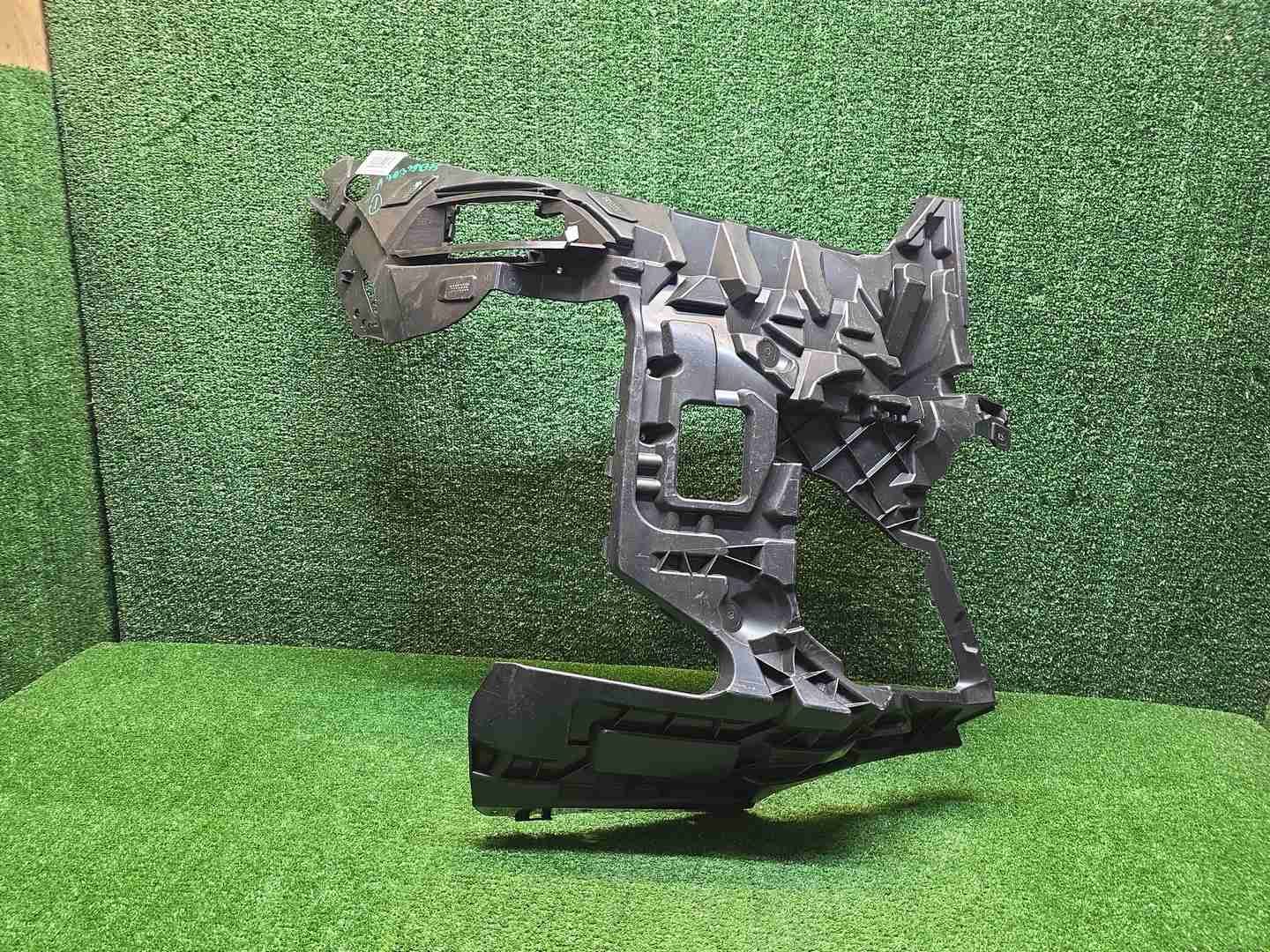 Кронштейн бампера правый BMW X5 G05 23-нв M-paket