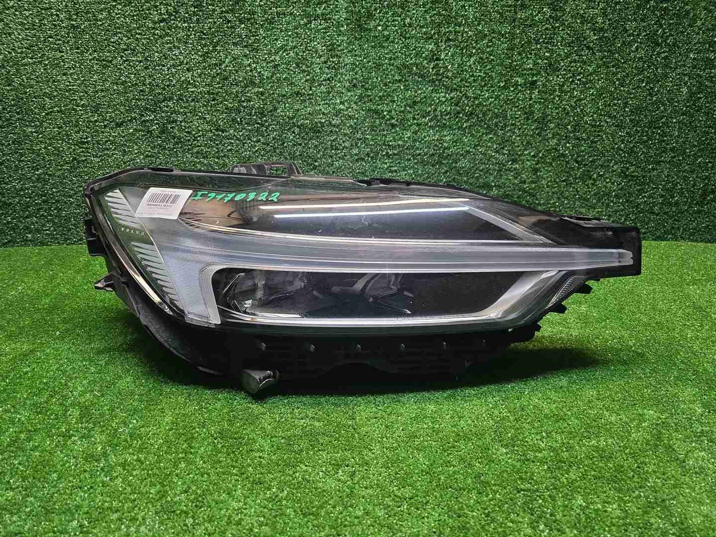 Фара правая Volvo XC60 2 (17-21) LED