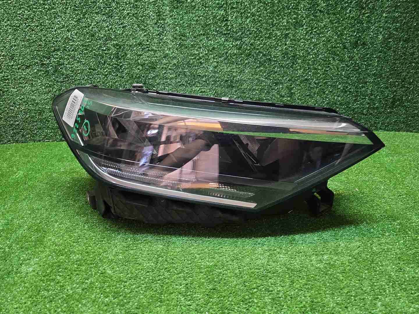 Фара правая VW Polo 6 (2020-2022) LED
