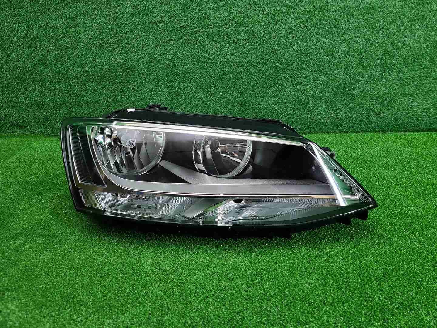 Фара правая VW Jetta 6 (2010-2018) галоген