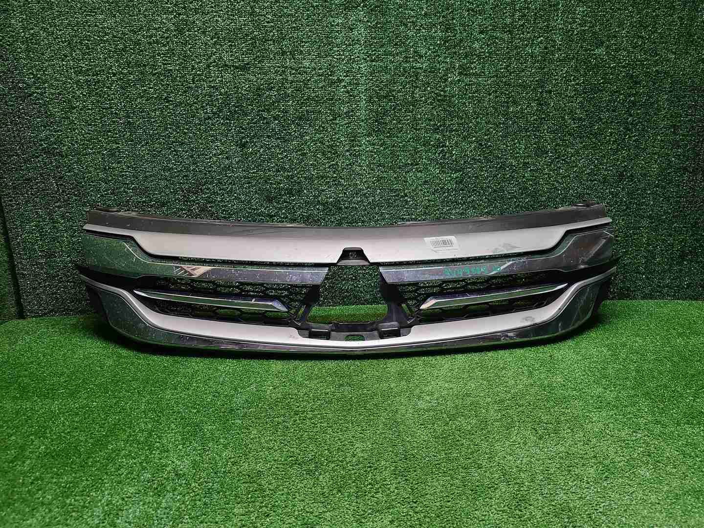 Решетка радиатора Mitsubishi Pajero Sport 3 15-21