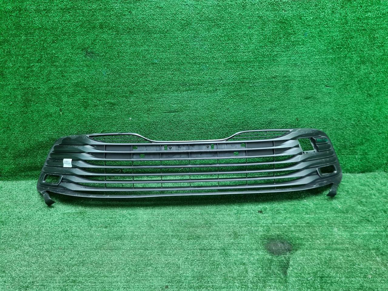 Решетка переднего бампера Toyota Camry xv70 17-21