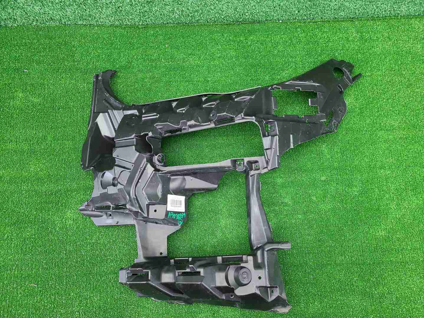 Кронштейн бампера левый BMW X5 G05 (18-23)
