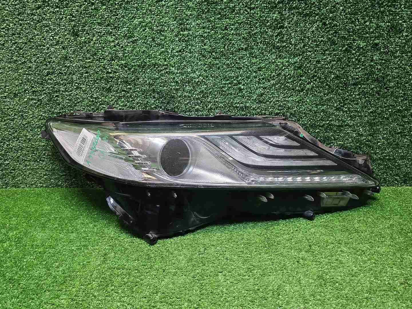 Стекло фары правое Toyota Camry xv70 (2020-2024)