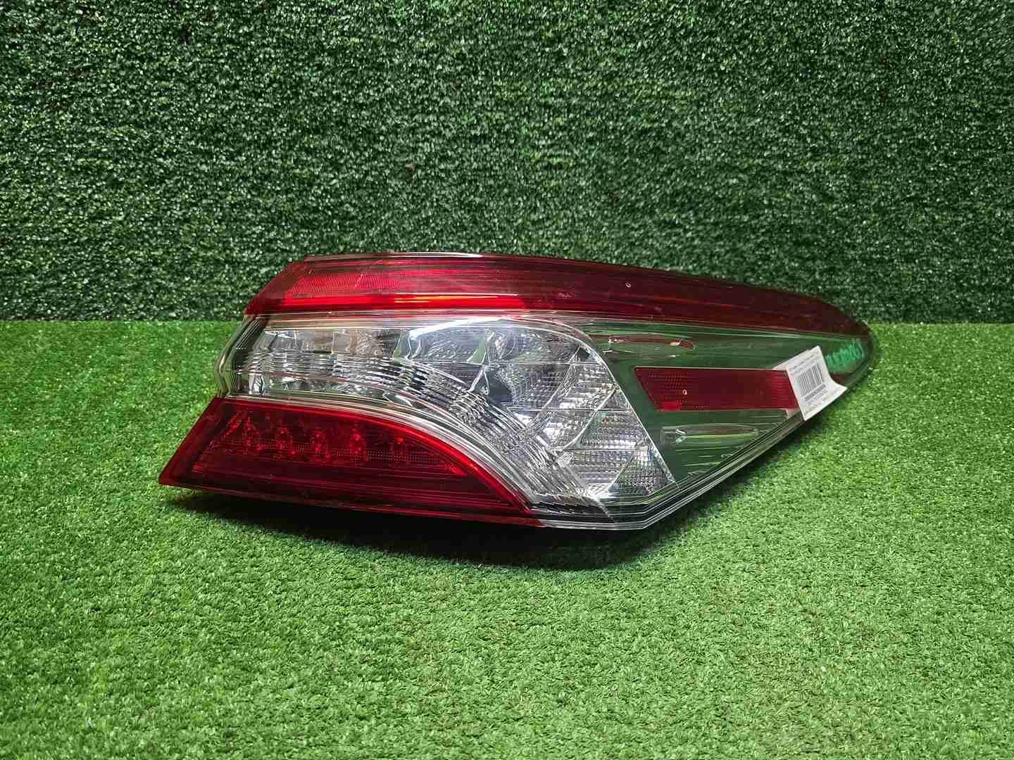 Фонарь правый внеш Toyota Camry xv70 17-24