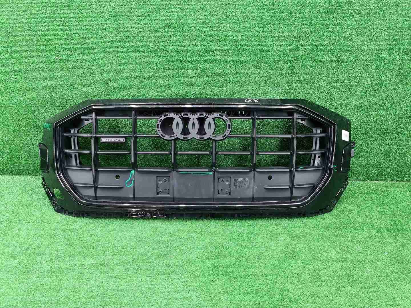 Решетка радиатора Audi Q8 (2018-2023)