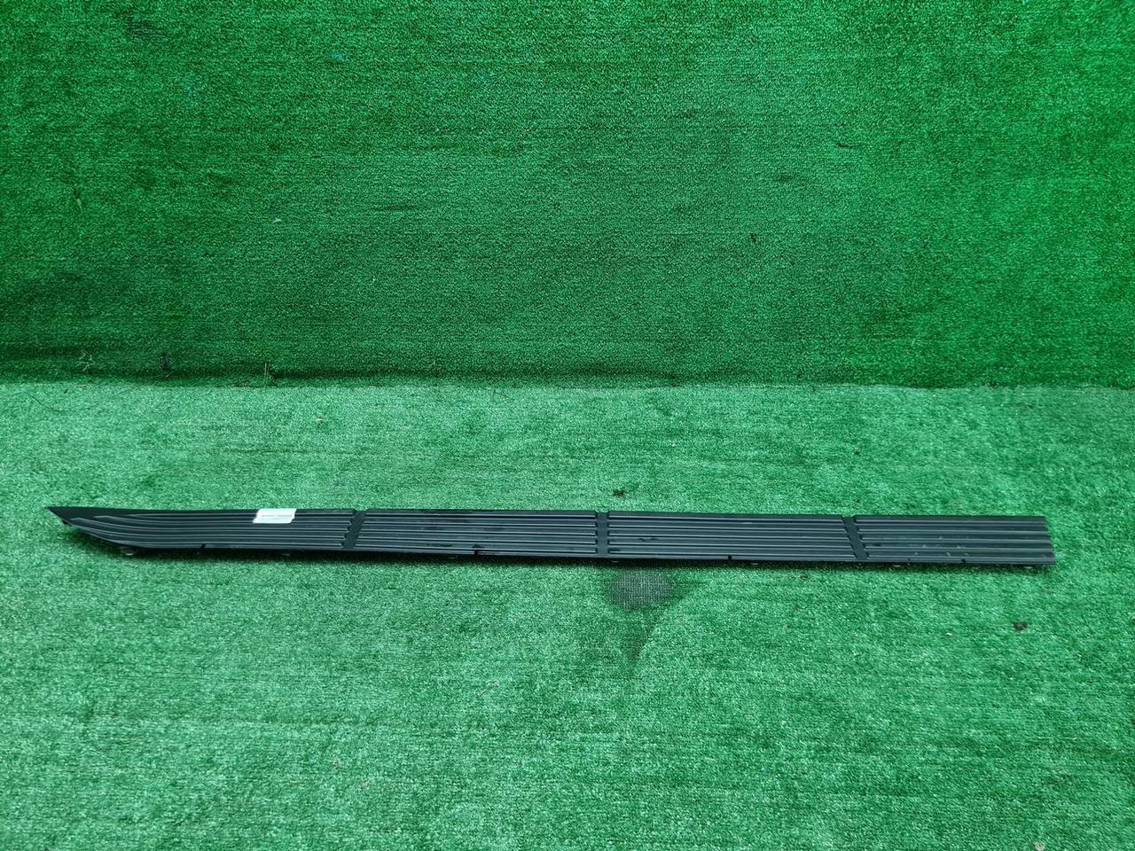 Накладка подножки правая Land Cruiser 200 (12-21)