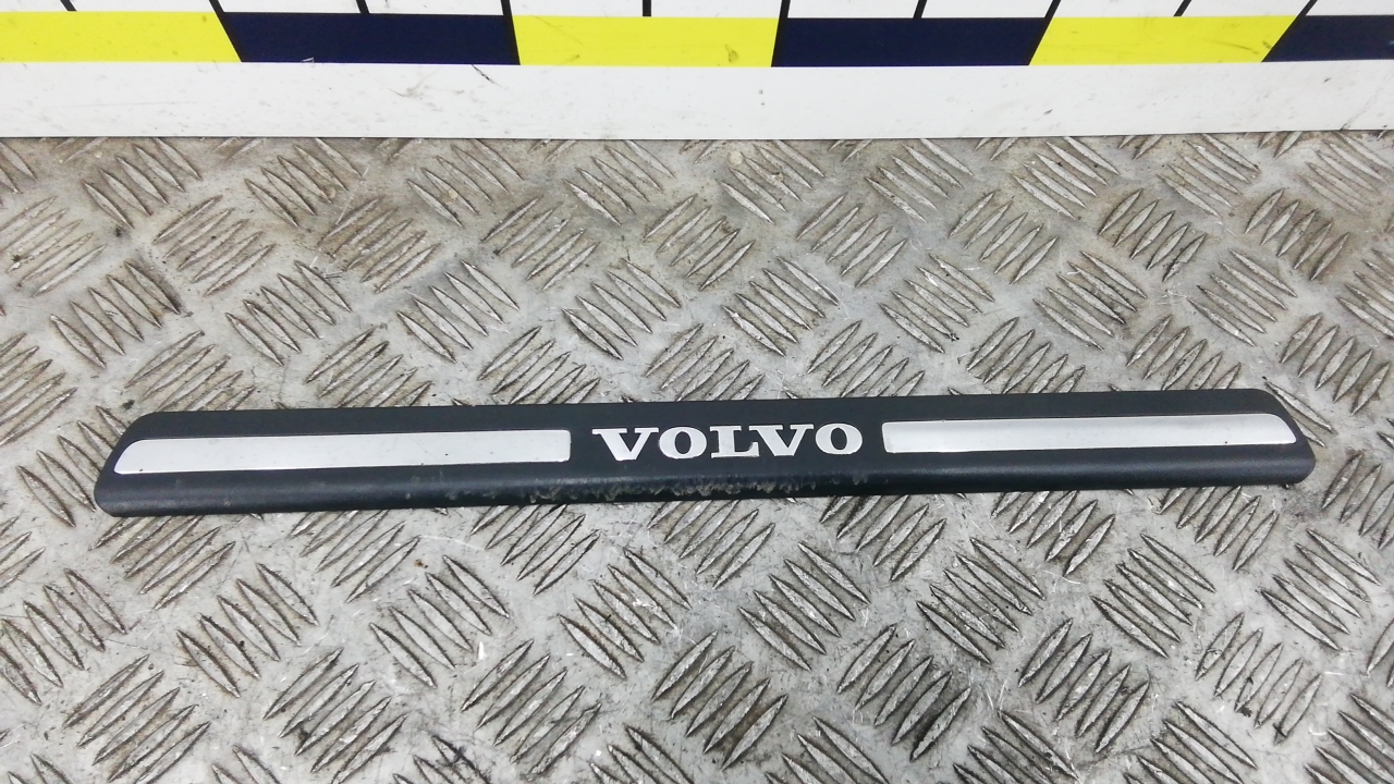 Накладка порога внутренняя правая Volvo V60 1