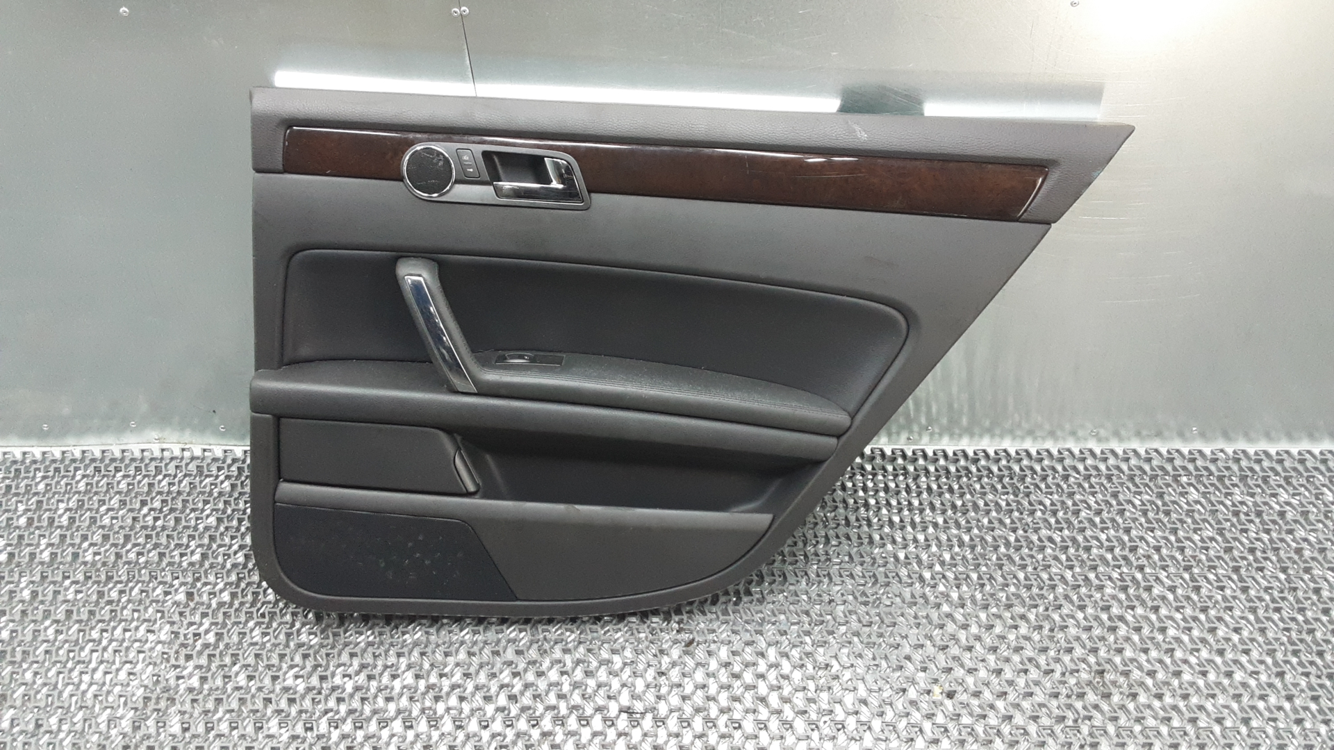 Обшивка задняя правая Volkswagen Phaeton 1