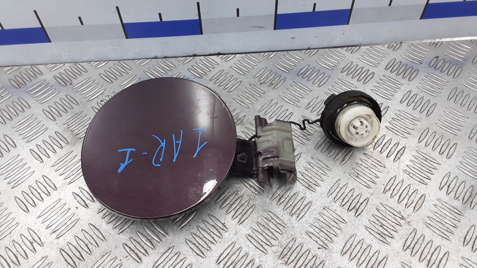 Лючок бака Toyota Urban Cruiser