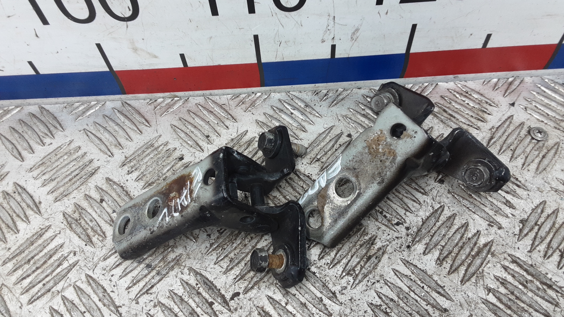 Петля передняя правая Mitsubishi Lancer 9