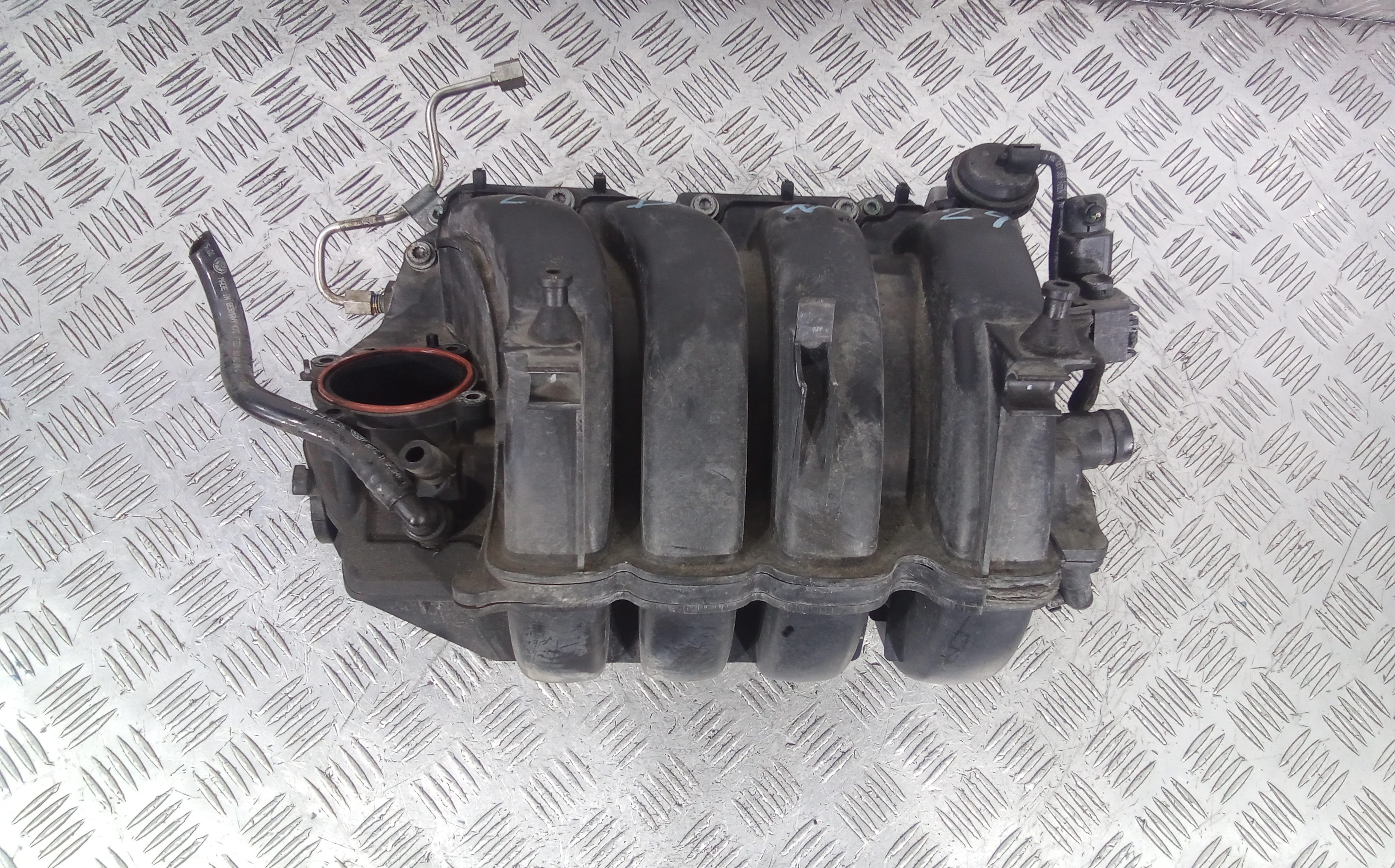 Впускной коллектор бензиновый Volkswagen Passat