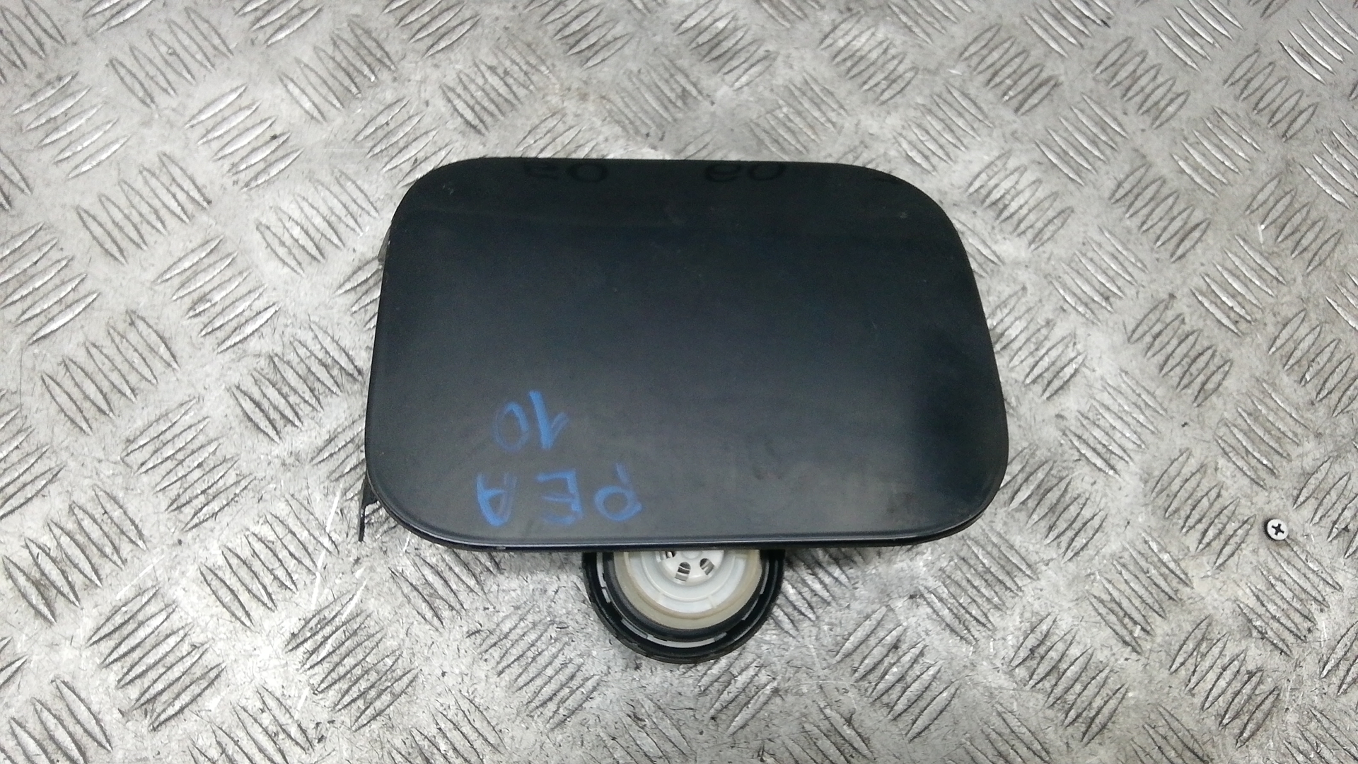 Лючок бака Toyota Avensis T27