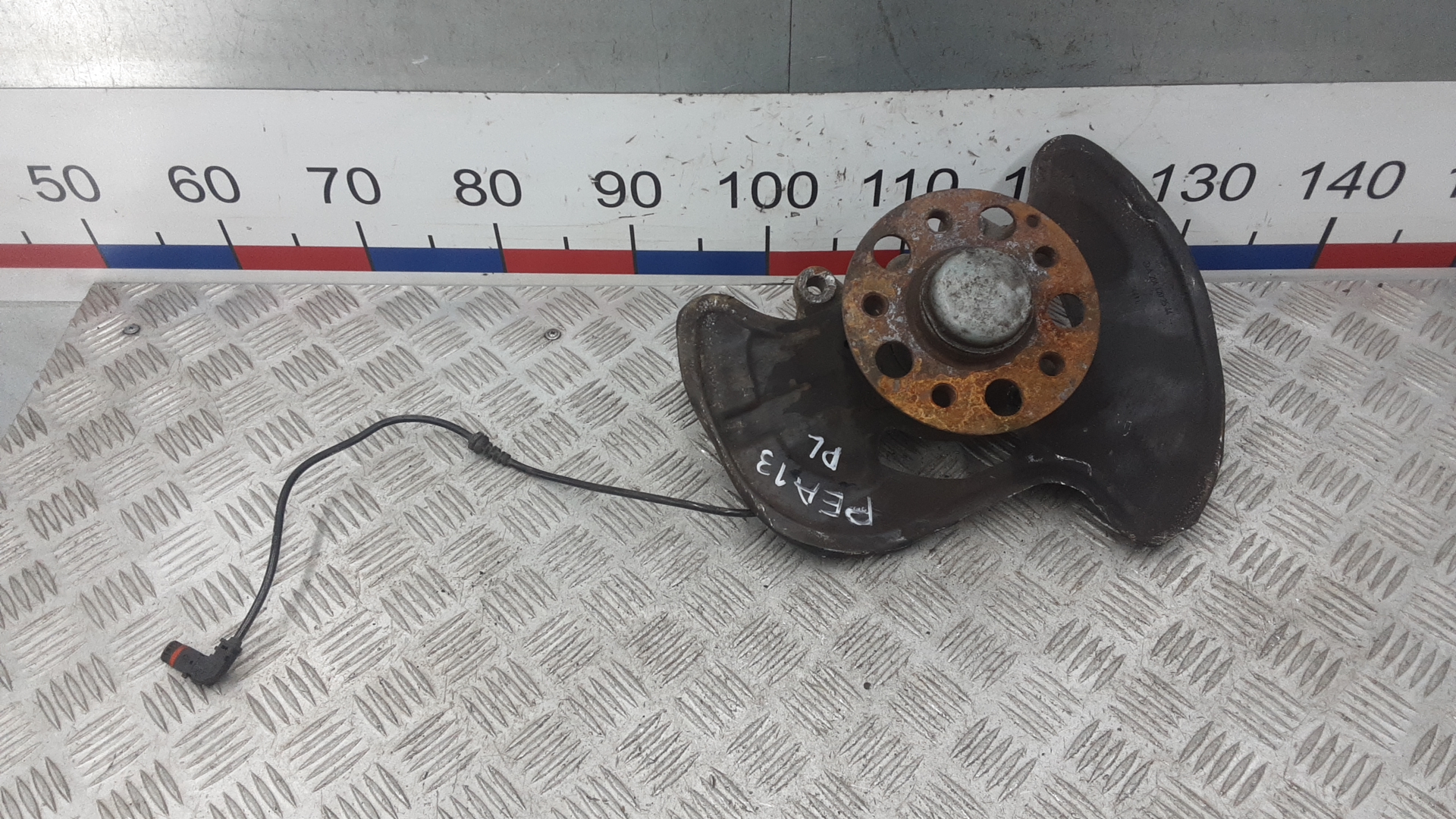 Ступица передняя левая Mercedes-Benz C-Class