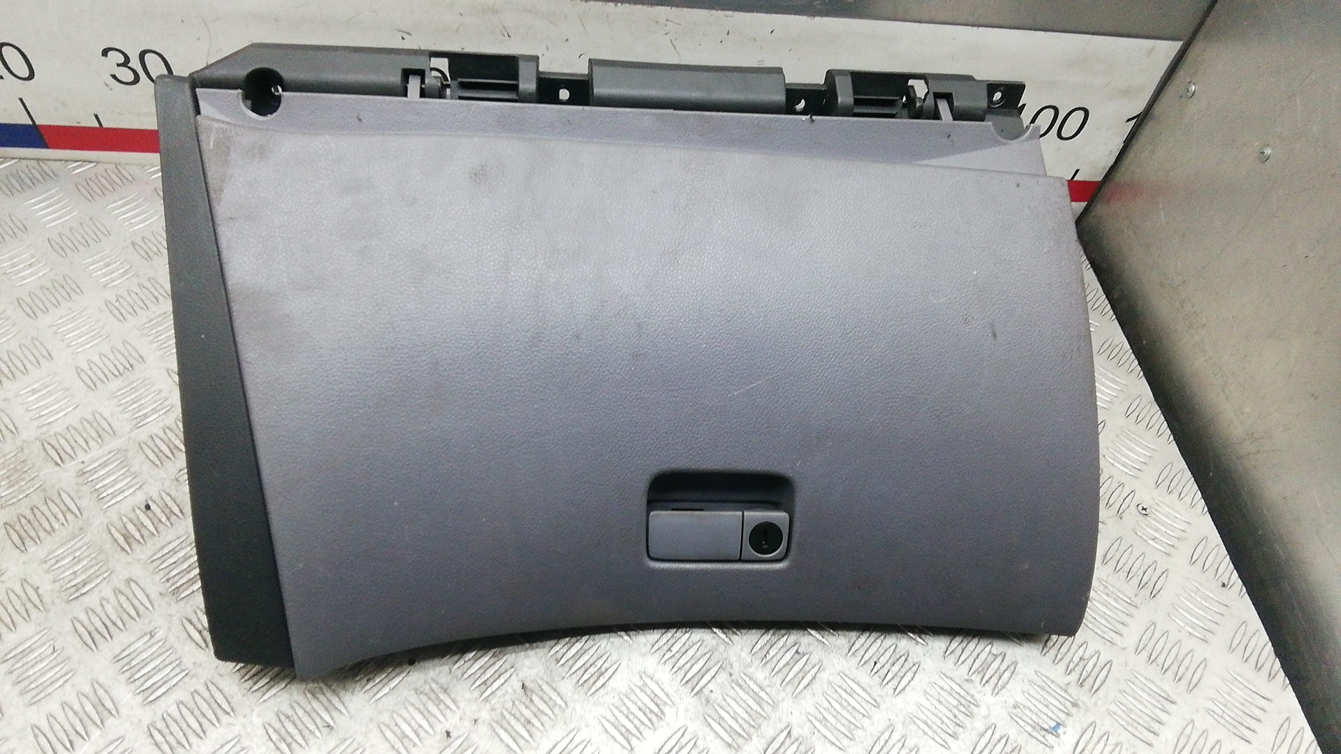 Бардачок (вещевой ящик) Nissan Primera P12