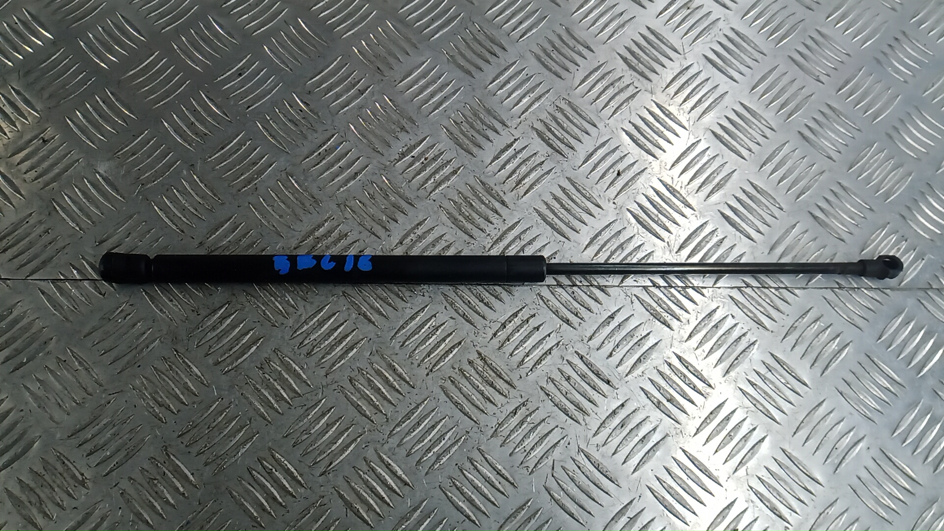 Амортизатор капота Volkswagen Golf 4