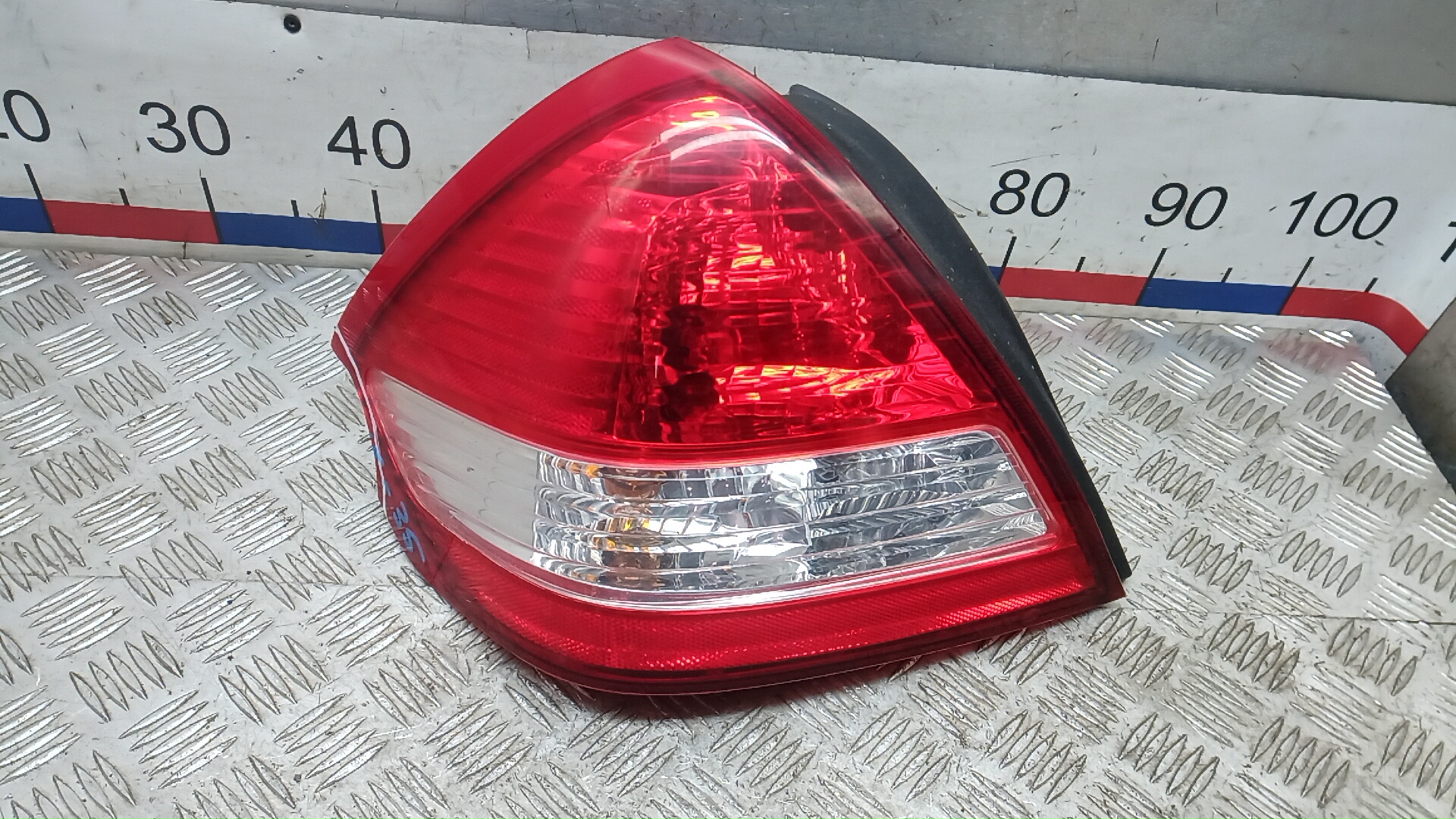 Фонарь задний левый Nissan Tiida C11X