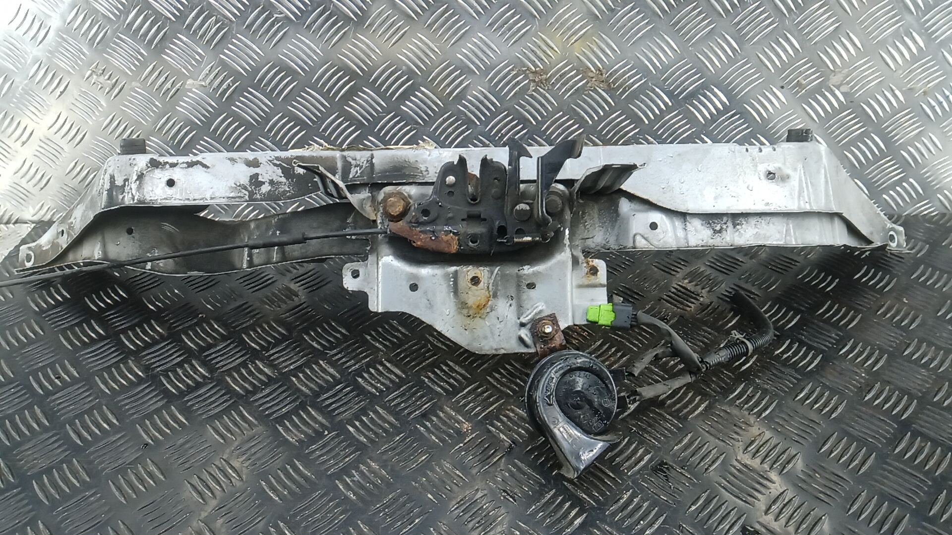Рамка капота Nissan Note E11