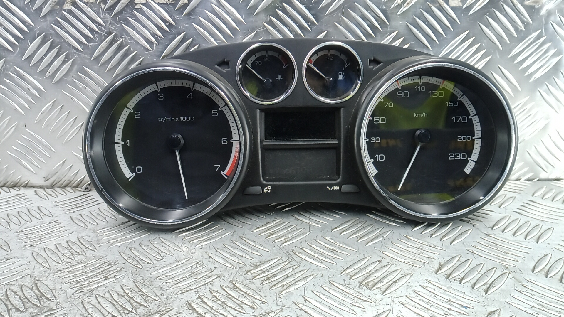 Щиток приборов Peugeot 308 1