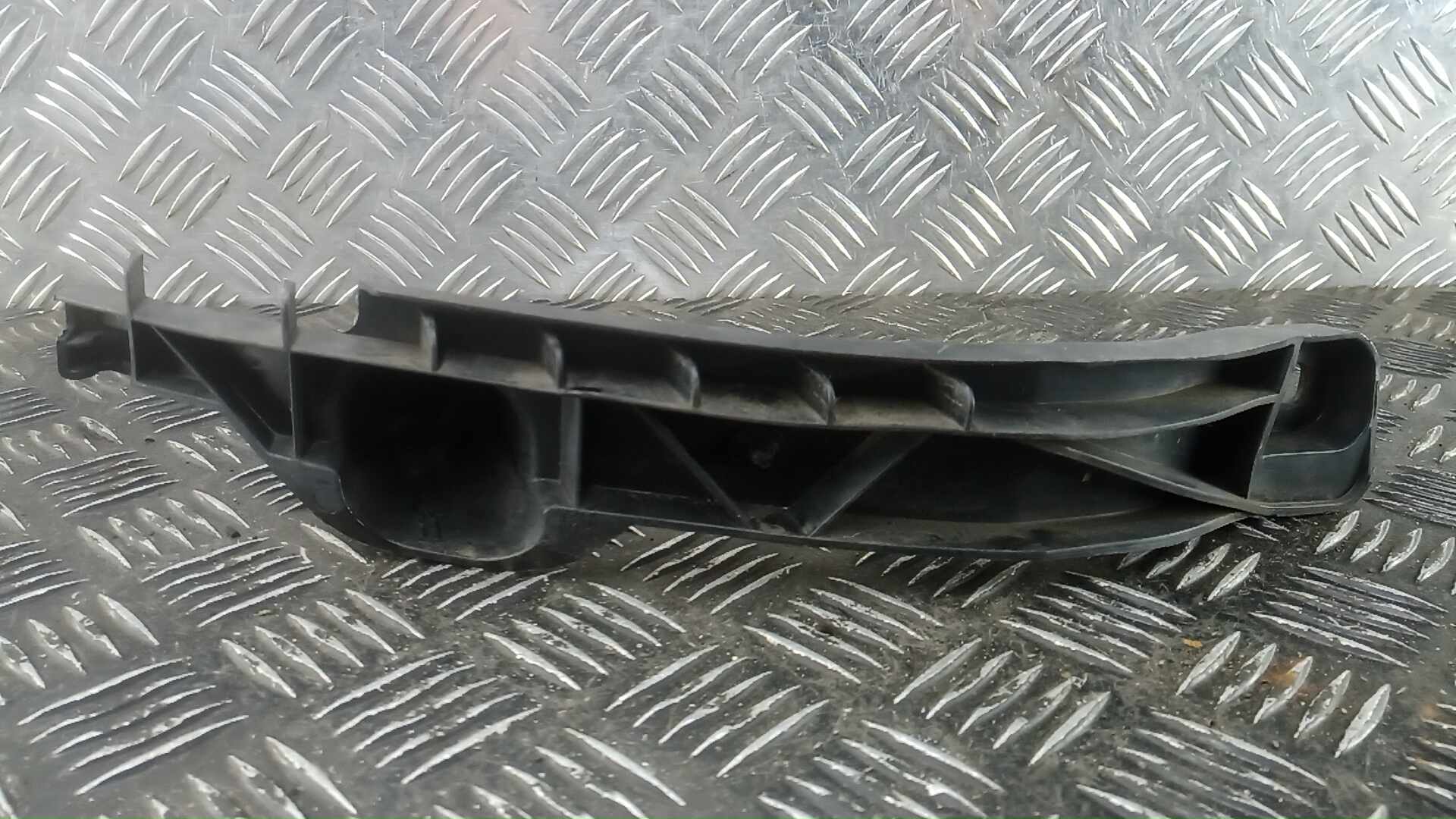Крепление бампера переднее Volkswagen Jetta 5