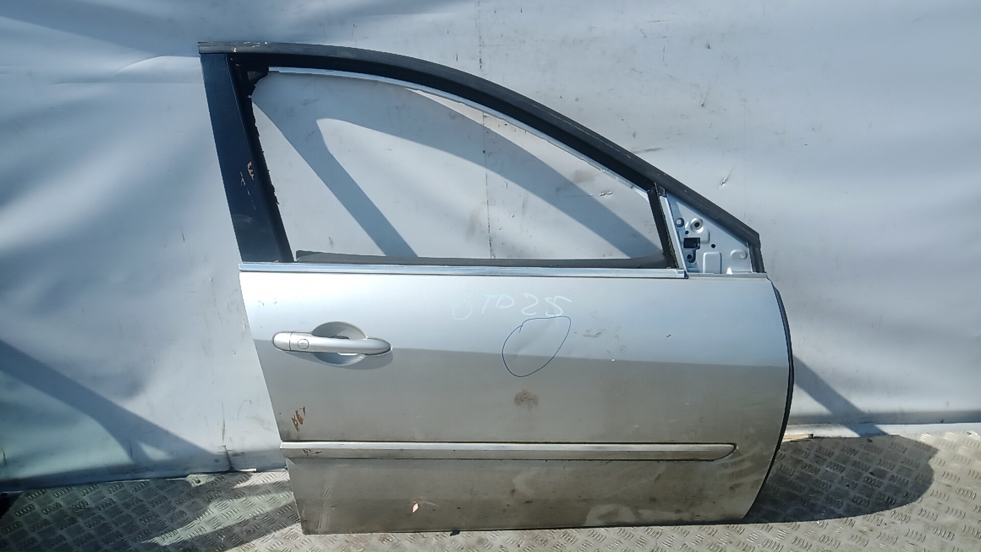 Дверь передняя правая Renault Laguna 3