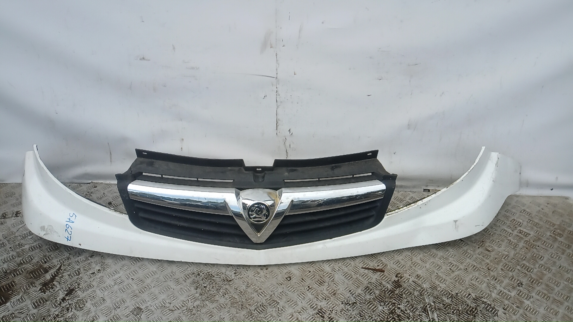 Решетка радиатора Opel Vivaro