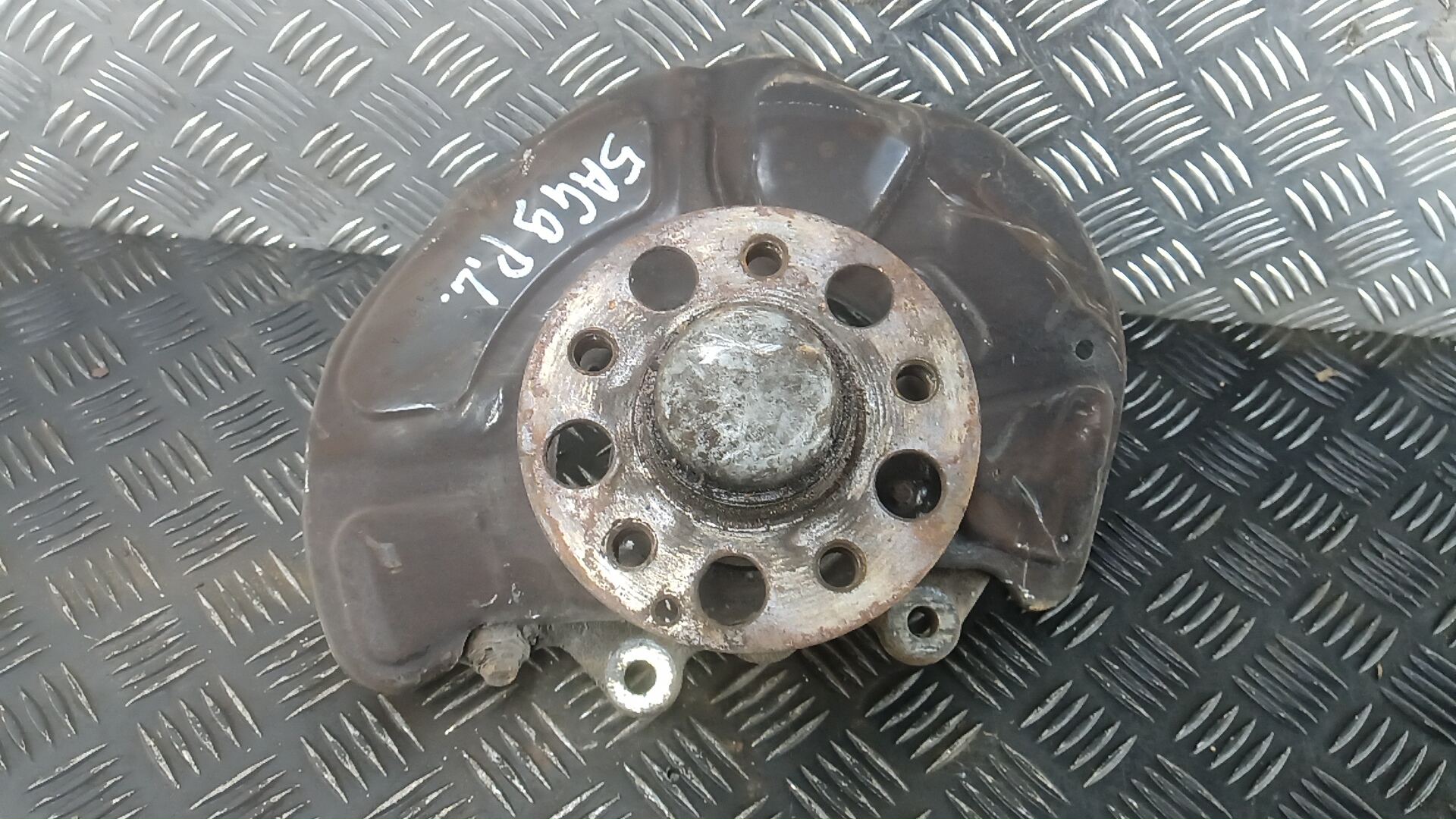 Ступица передняя левая Mercedes-Benz E-Class