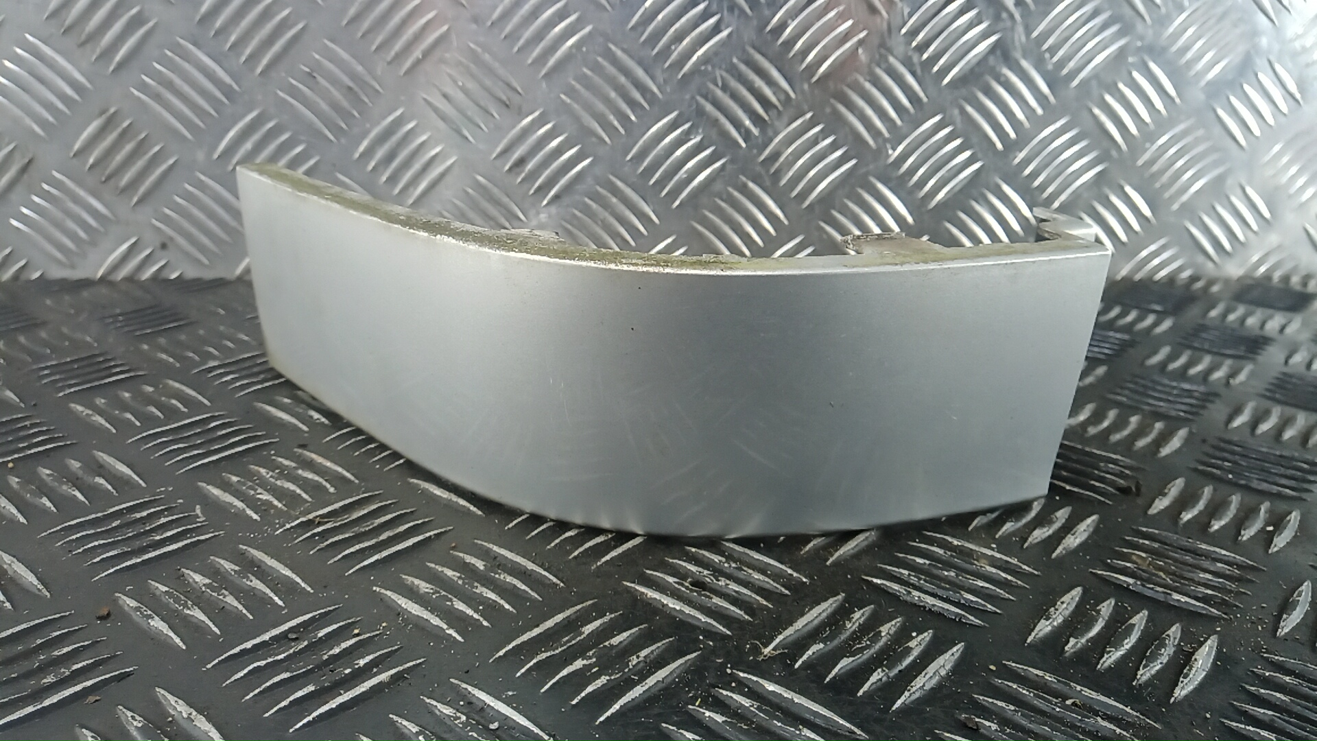 Ус под фонарь левый Volkswagen Sharan 2