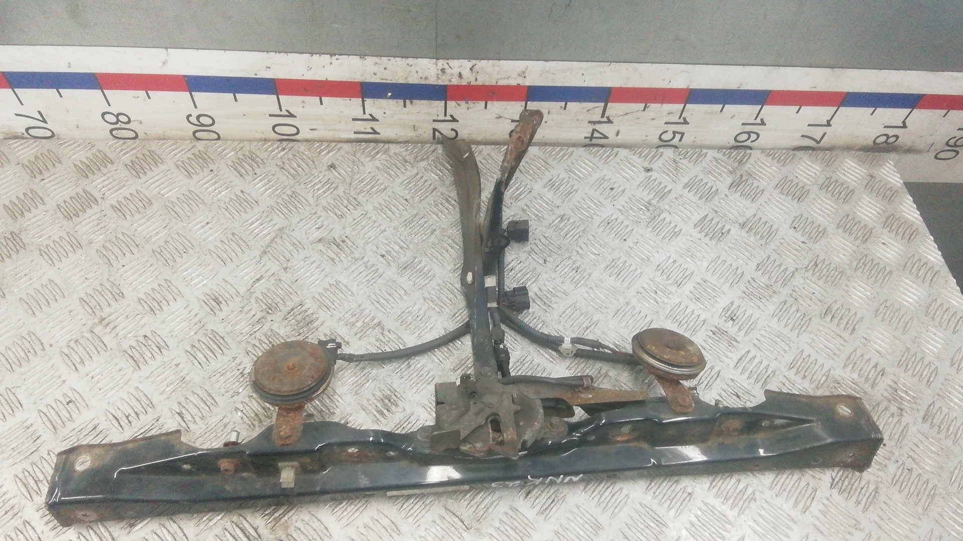 Рамка капота Toyota Hilux RN70