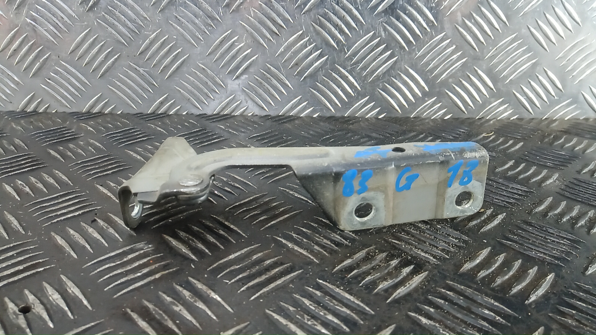Петля капота Mitsubishi Colt 6
