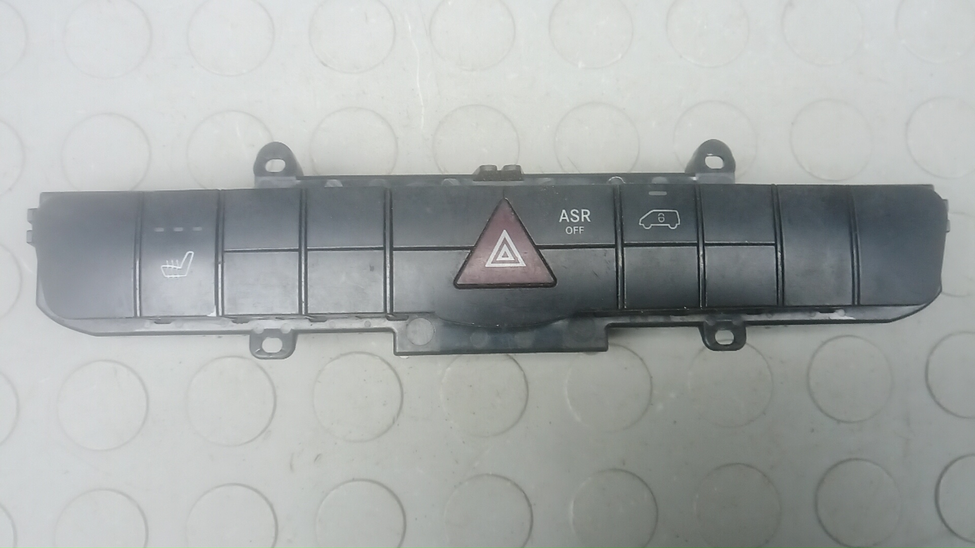 Кнопка аварийки Volkswagen Crafter 1