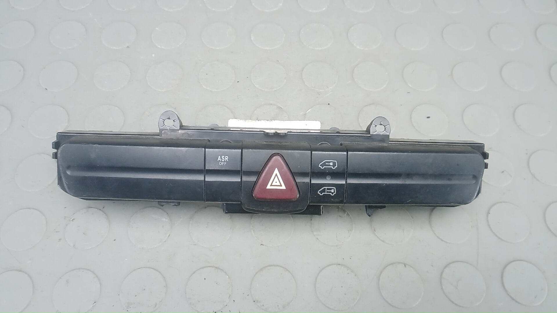 Кнопка аварийки Volkswagen Crafter 1