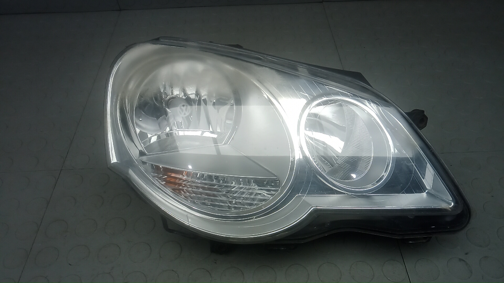 Фара правая Volkswagen Polo 4 (9N)