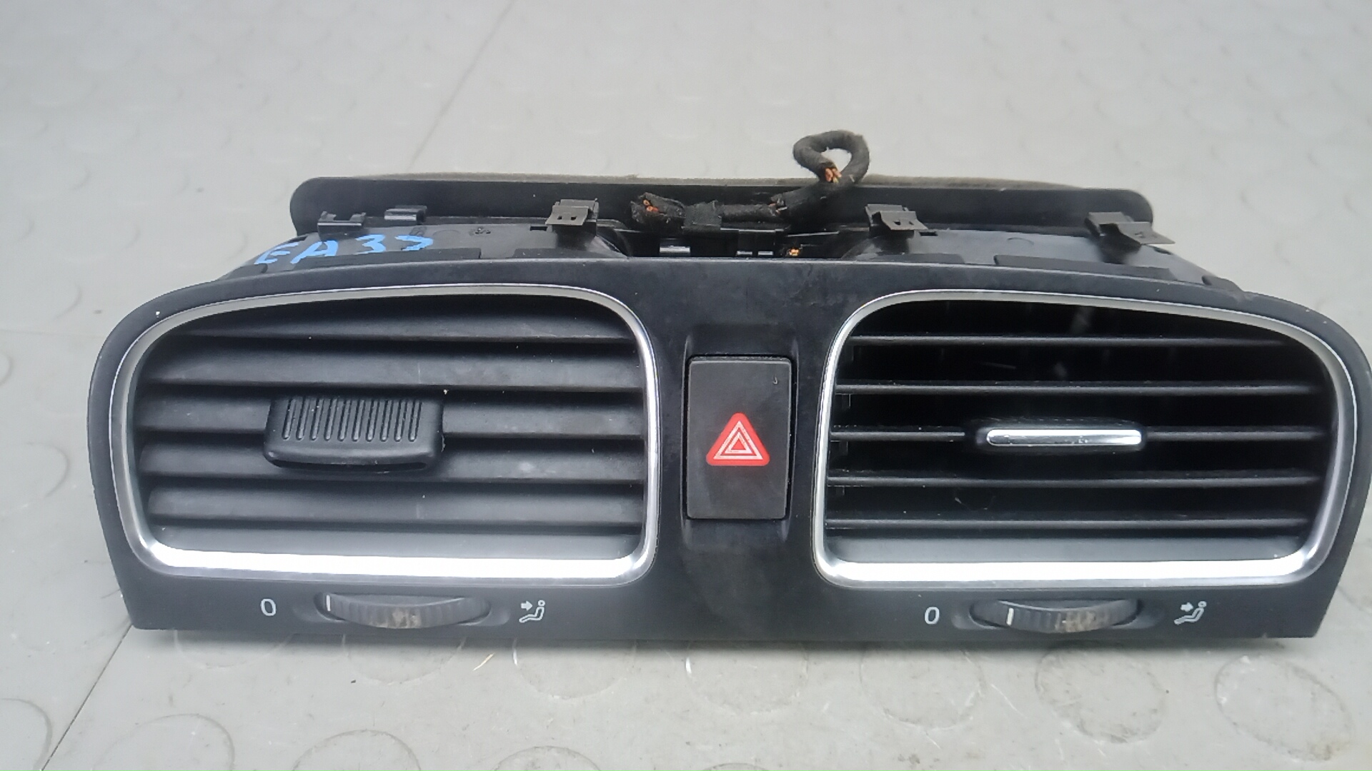 Кнопка аварийки Volkswagen Golf 6