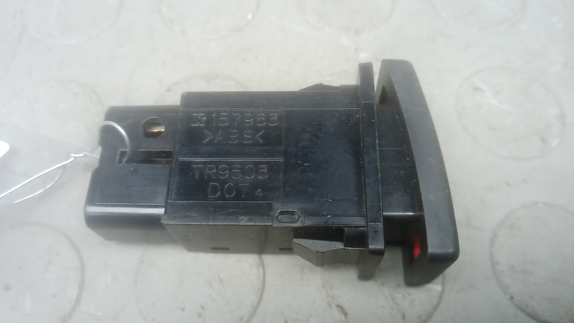 Кнопка аварийки Toyota Avensis T25