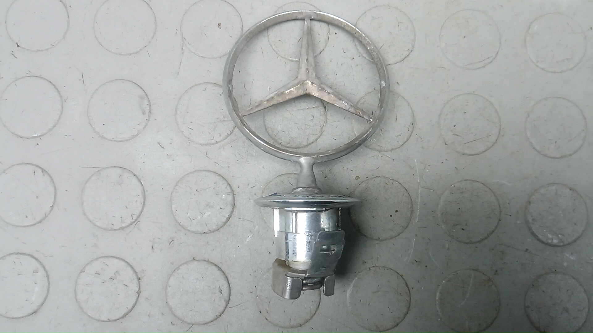 Значок на капот Mercedes-Benz C-Class W204