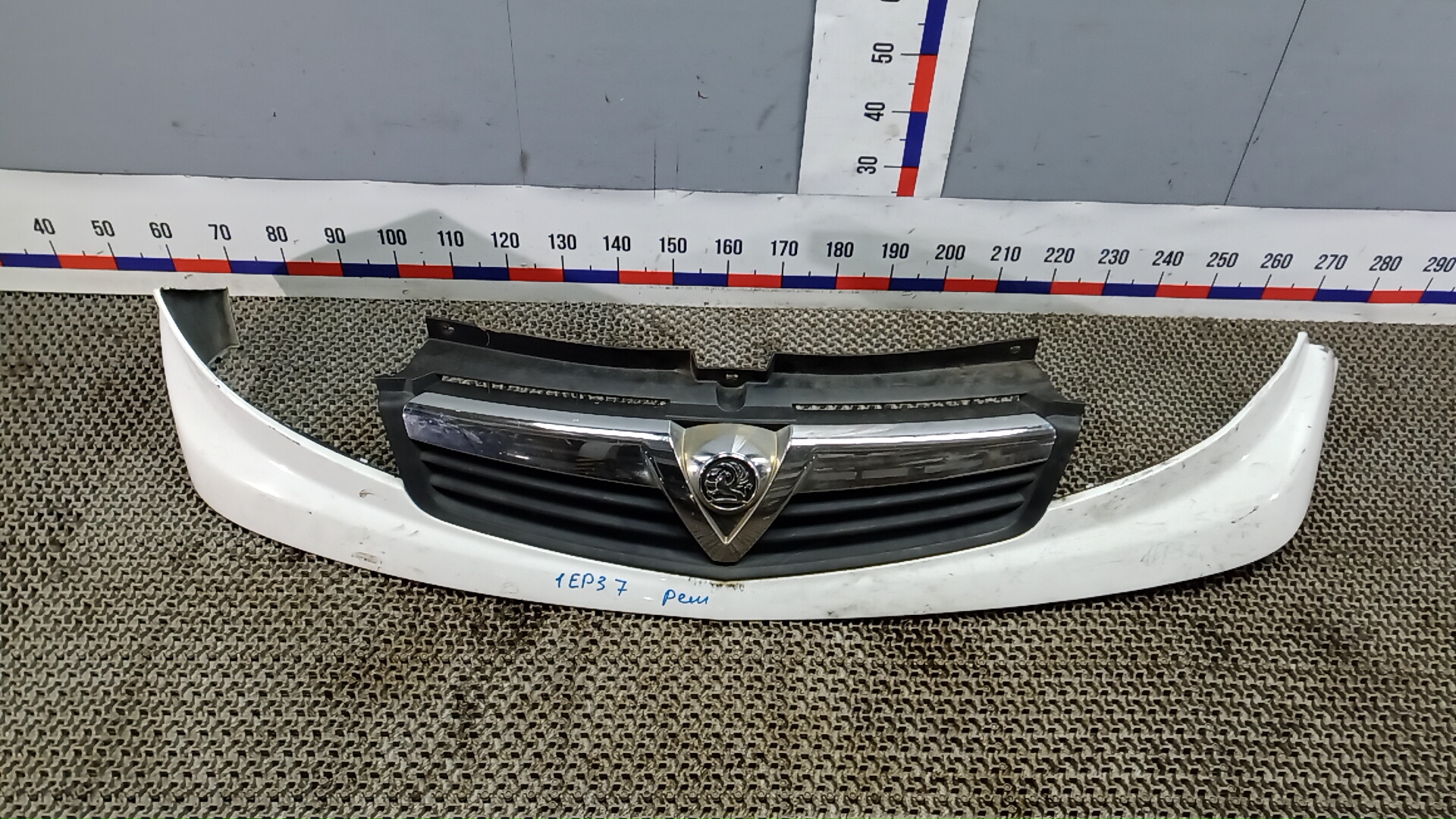 Решетка радиатора Opel Vivaro