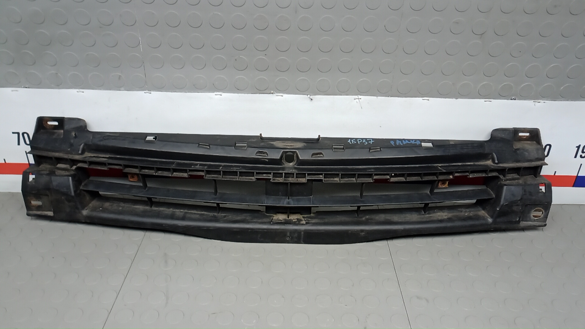 Рамка капота Opel Vivaro