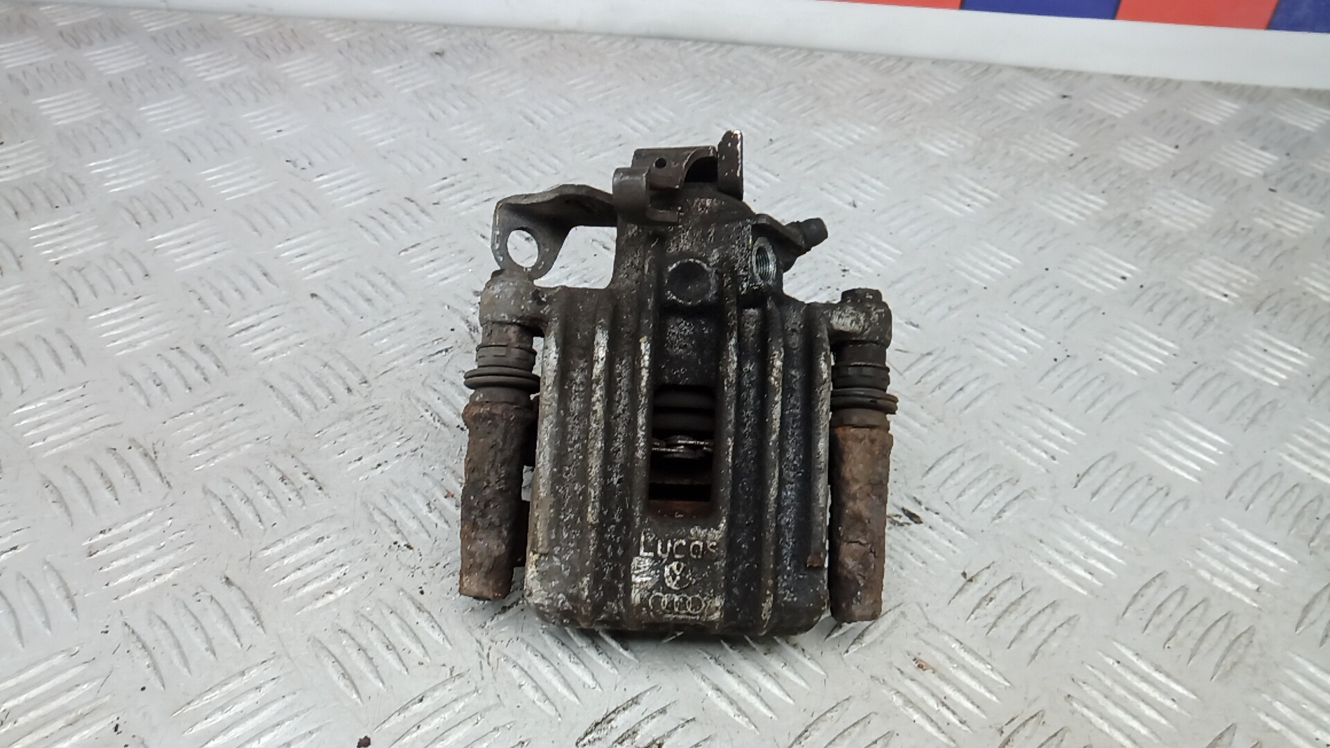 Суппорт тормозной задний правый Volkswagen Polo 5 (6R)