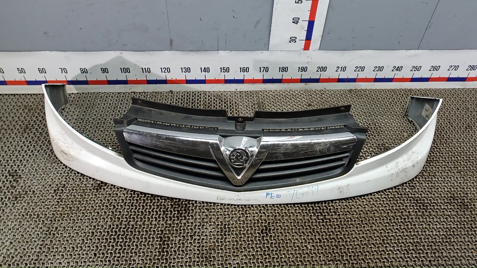 Решетка радиатора Opel Vivaro