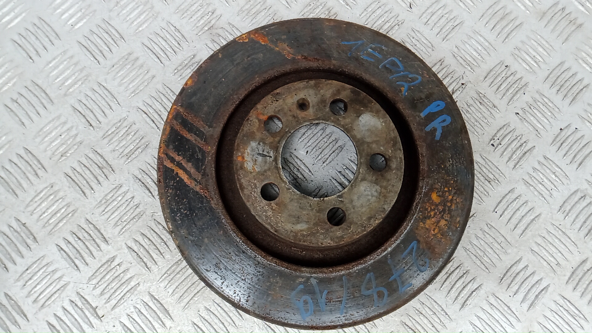 Диск тормозной передний Volkswagen Bora 1