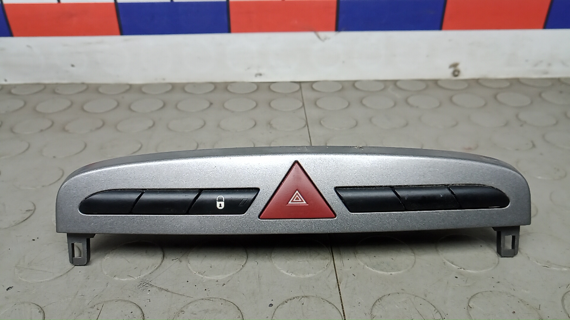 Кнопка аварийки Peugeot 308 1