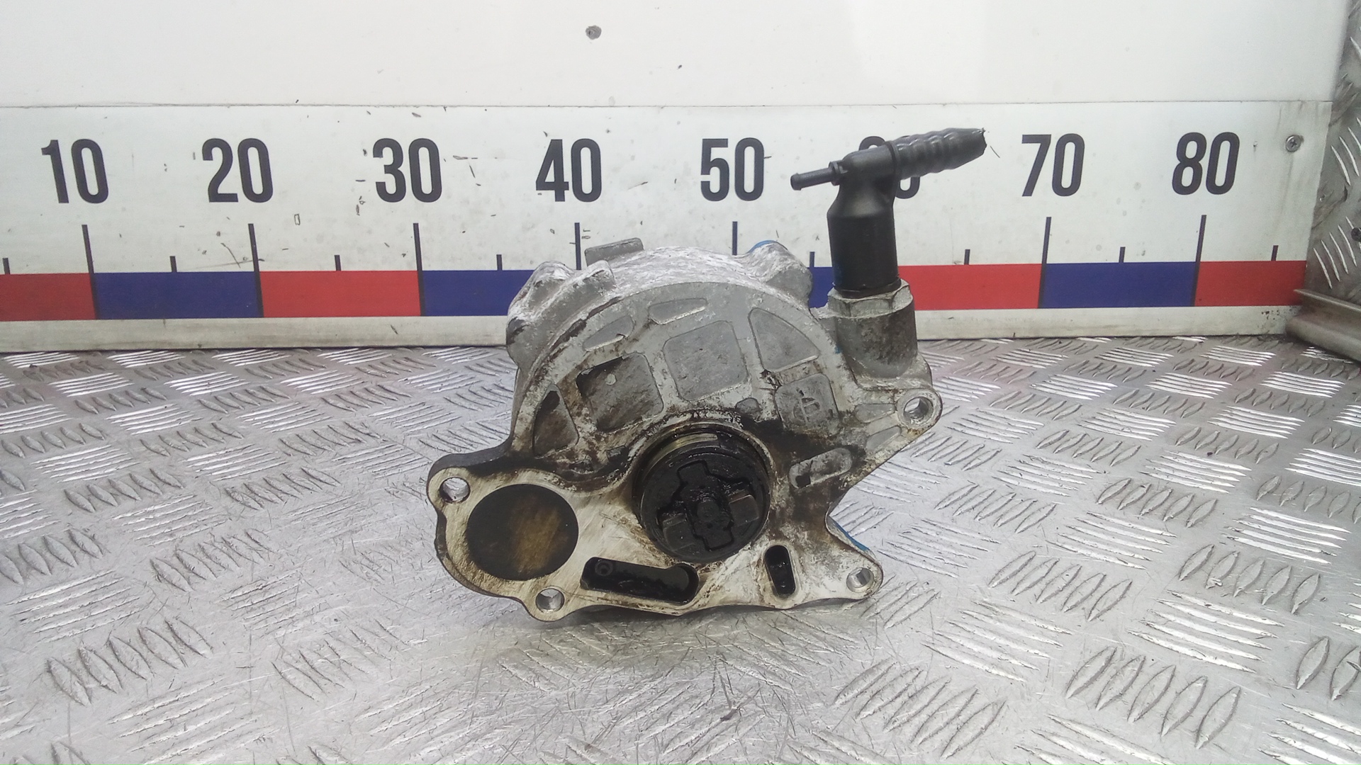 Насос вакуумный Volkswagen Passat