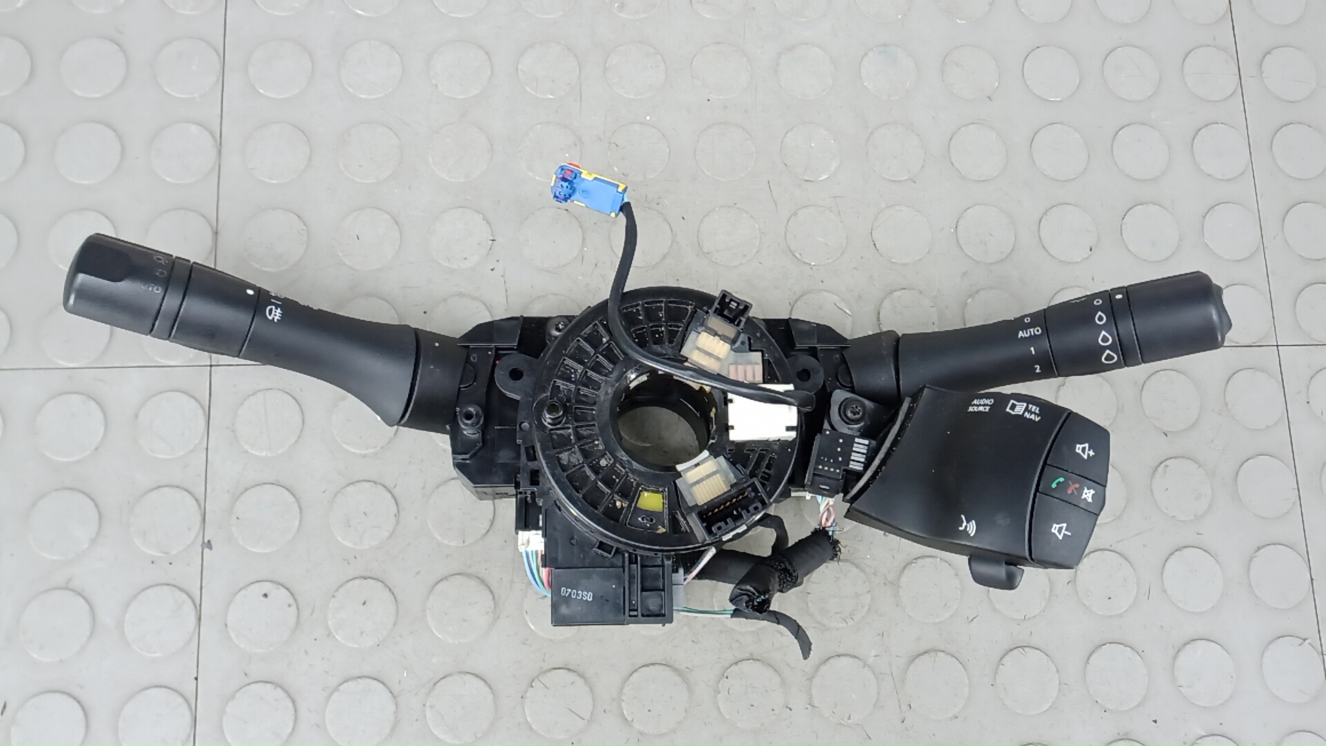 Переключатель поворотов и дворников (стрекоза) Renault Fluence 1